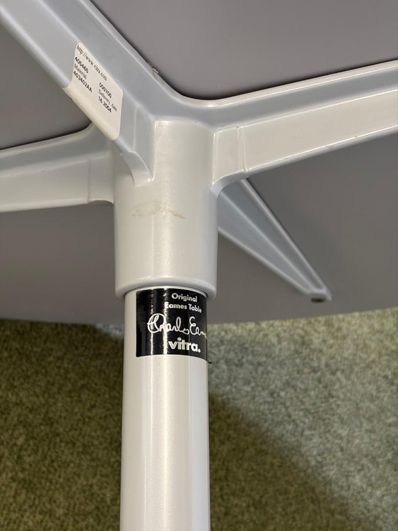 Image 1 of Vitra table, round