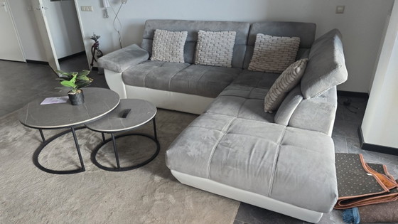 Image 1 of Sofá esquinero moderno blanco/gris con aspecto de piel y tela.