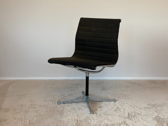 Image 1 of Chaise en aluminium modèle EA 105, conçue par Eames pour Herman Miller, années 1970