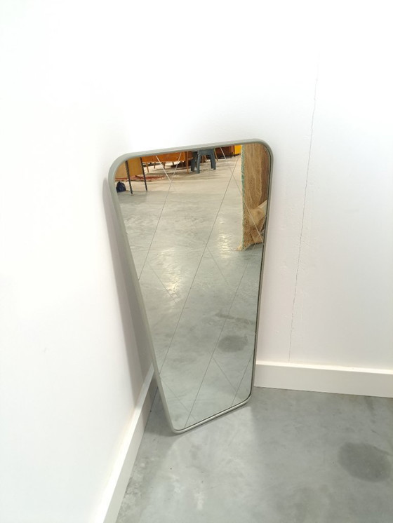 Image 1 of Spiegel met grijze kunststof rand en witte lijnen in het glas