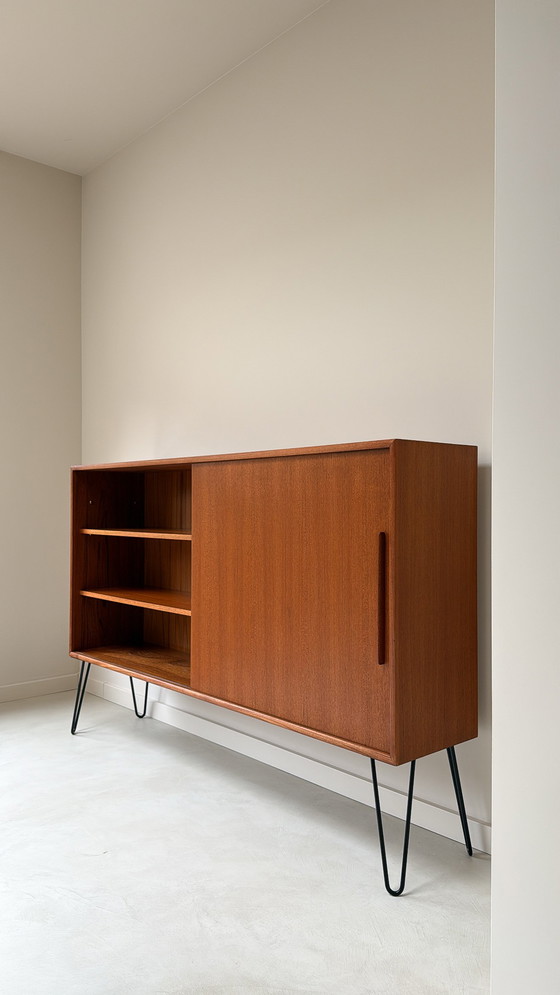 Image 1 of Buffet vintage en bois avec porte coulissante