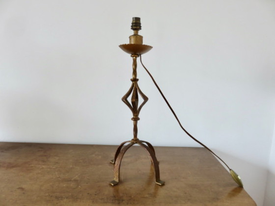 Image 1 of Grote smeedijzeren lamp met een gouden patina in de "art & crafts"-stijl.