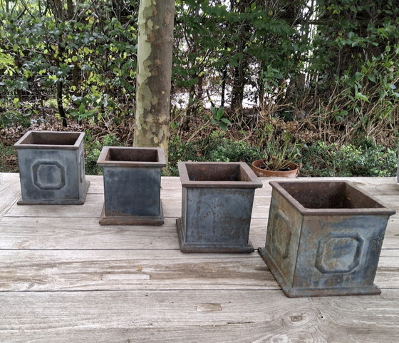 4 französische quadratische Pflanzkübel aus Gusseisen mit schöner Patina – Cast Iron (photo 4 of 6)