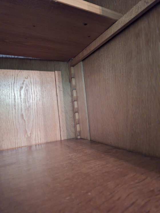 Image 1 of Armoire ancienne avec 2 sections suspendues et une étagère centrale.