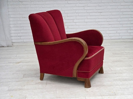 Image 1 of Fauteuil danois des années 1960, revêtement en velours rouge, bois de chêne.