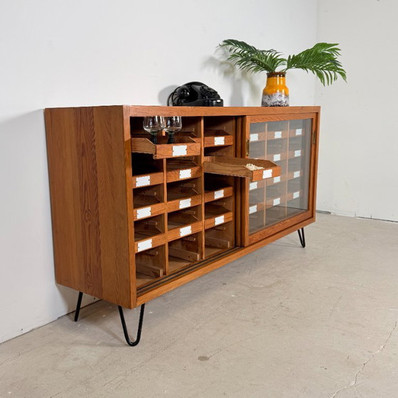 Armadio di Smistamento Tedesco Vintage / Credenza con 24 Cassetti – Pino Massiccio – Credenze, Legno, Ferro (photo 4 of 13)