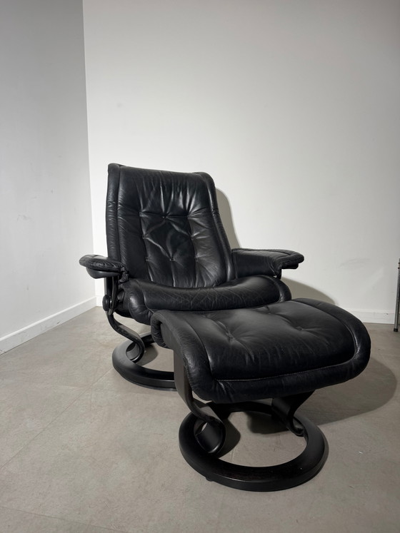 Poltrona relax nera Stressless con poggiapiedi – Poltrone relax (photo 6 of 7)