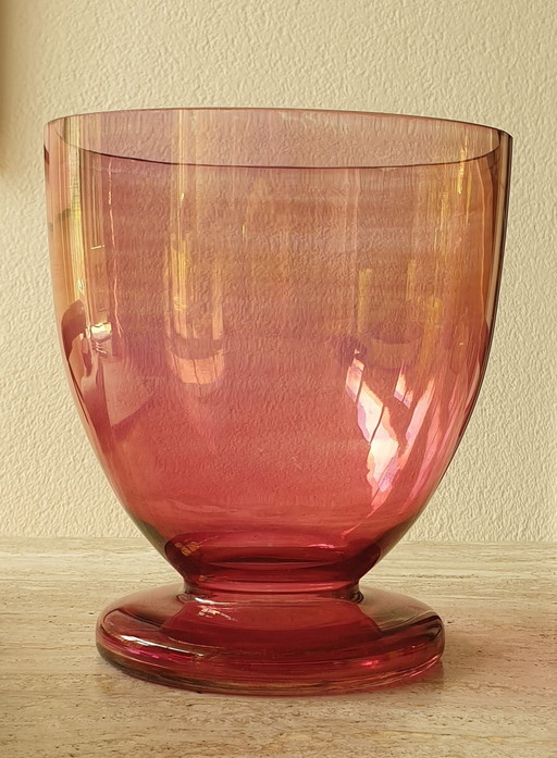 Vase en cristal aux reflets irisés et huileux.