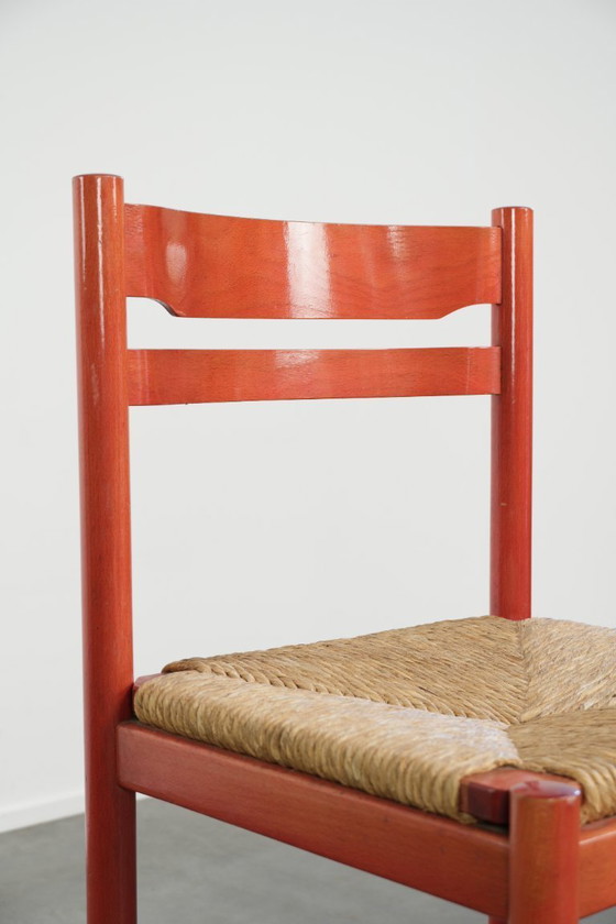 Image 1 of Schöner roter Vintage-Holzstuhl aus den 70er Jahren mit einer Sitzfläche aus geflochtenem Rohrgeflecht.