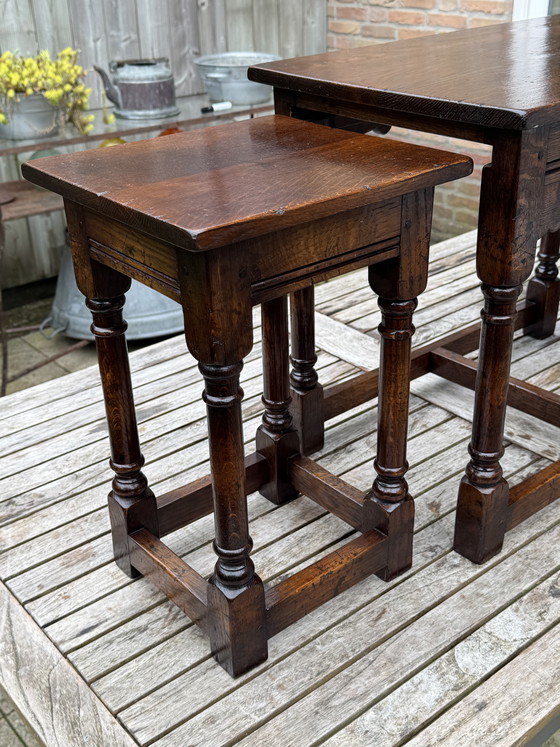 Image 1 of Tables gigognes anciennes en chêne | Style TITCHMARSH & GOODWIN | Chêne jacobéen | Années 1920