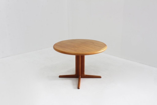 Mesa de comedor redonda extensible danesa vintage de teca de la década de 1960.