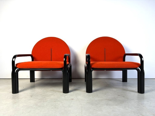 Armstoelen met oranje bekleding