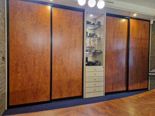 IP20 display case with sliding doors
