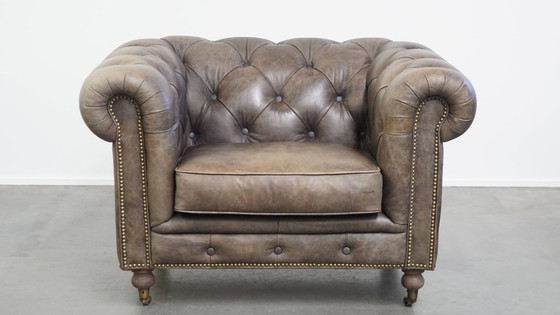 Image 1 of Grijze rundleren chesterfield clubfauteuil in Engelse stijl op wieltjes