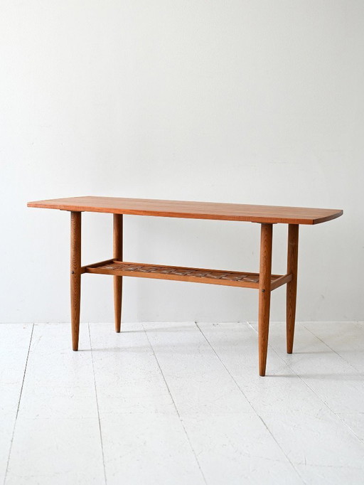 Table basse scandinave en teck des années 1950/60 avec étagère tissée