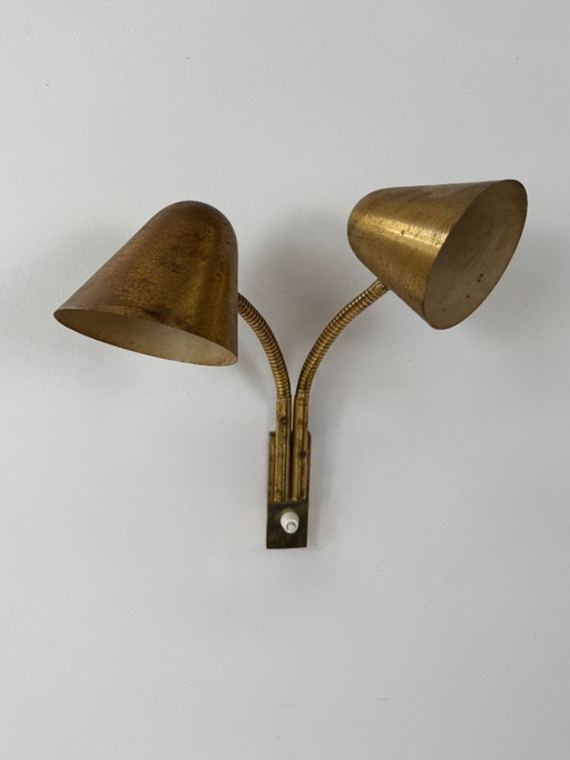 Jacques Biny, Frankrijk, 1950, dubbele verstelbare wandlamp van gepatineerd messing.
