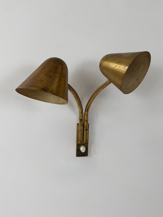 Image 1 of Jacques Biny, Frankrijk, 1950, dubbele verstelbare wandlamp van gepatineerd messing.