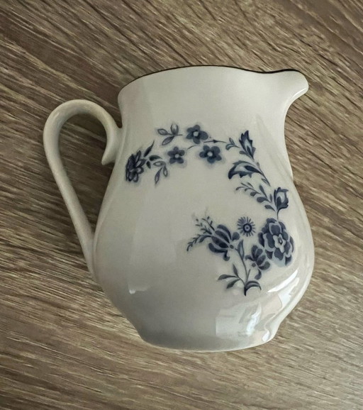 Piccola lattiera/crema con motivo a piccoli fiori blu in porcellana, XX secolo