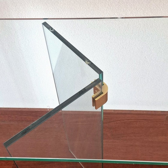 Image 1 of Table d'appoint vintage en plexiglas et verre avec détails en laiton, dans le style de Leon Rosen