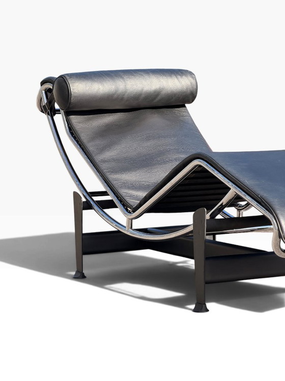 LC4 Chaise longue by Le Corbusier for Cassina, black leather and chrome steel, Design (photo 11 of 15)