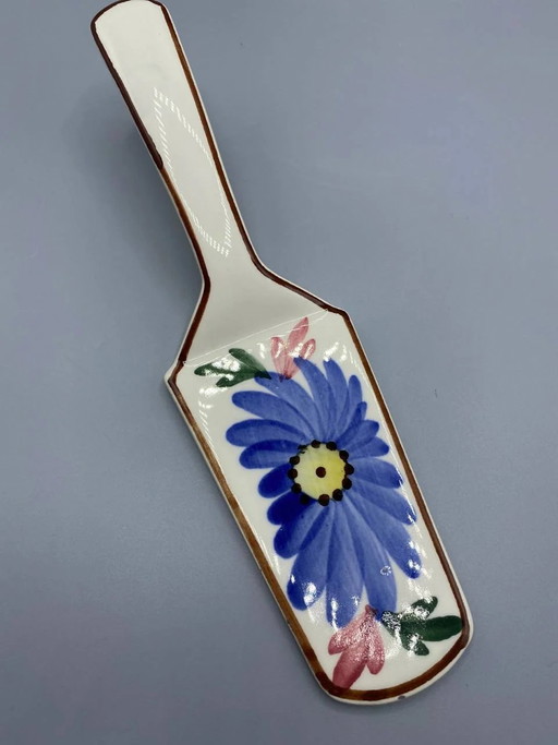 Handbemalter deutscher blauer Fayence-Kuchenheber in Gänseblümchenform – servies