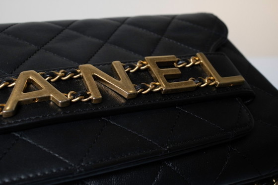 Chanel, Bolso de mano con solapa y logo encadenado – Clutches, Lambskin (photo 16 of 18)
