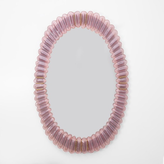 Image 1 of Specchio ovale italiano moderno di metà secolo in ottone e vetro soffiato di Murano rosa