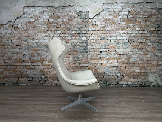Image 1 of Poltrona Frau Regina Swivel Chair