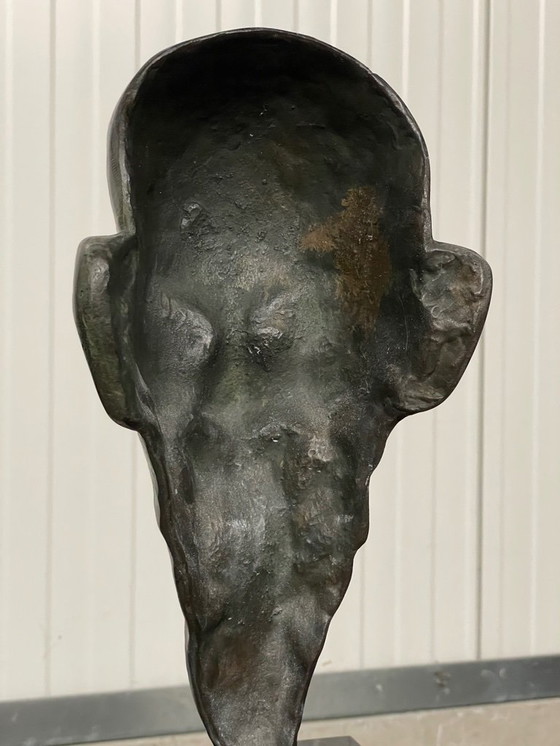 Image 1 of Une sculpture en bronze exceptionnelle représentant un homme asiatique