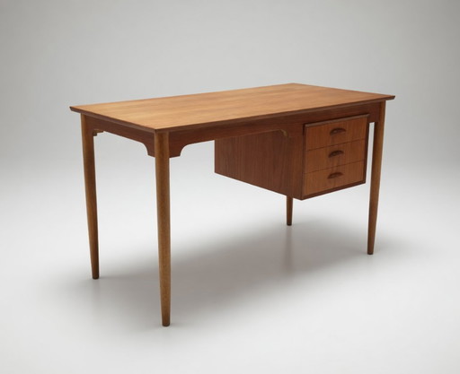 Dänischer kleiner Schreibtisch aus Teak und Buche, 1950er Jahre.