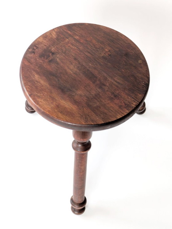 Image 1 of Sgabello in legno a tre gambe in stile fattoria francese d'epoca