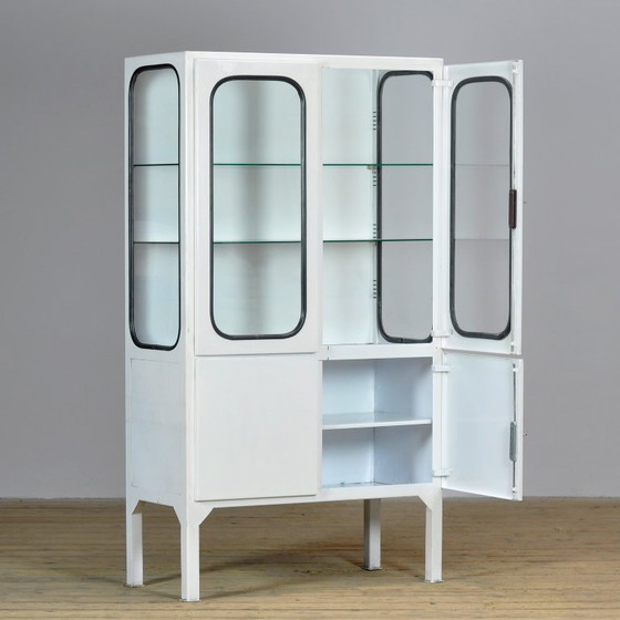 Armoire médicale vintage, années 1970, Vitrines, Verre, Fer, Blanc, Industrieel (photo 4 sur 10)