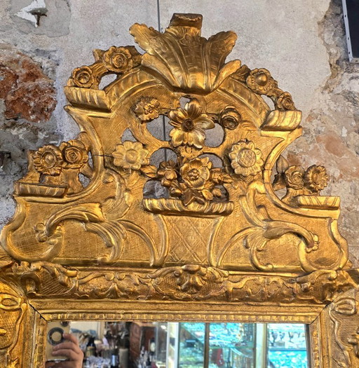 Regency period mirror with a carved and gilded wooden pediment – ​​18th century