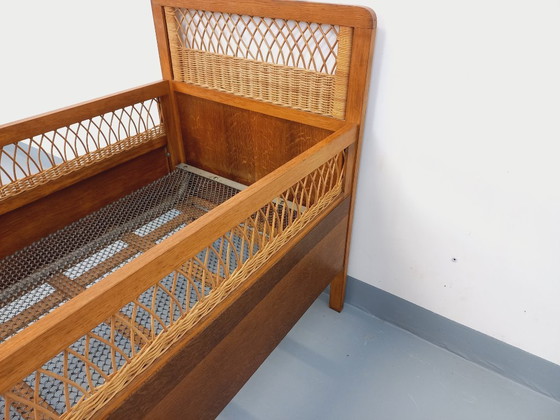 Image 1 of Lit bébé vintage en bois de chêne et rotin des années 60