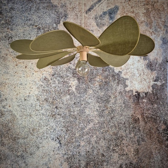 Image 1 of Suspension fleur, modèle Orphéa, 12 pétales en métal doré et lin (teinte au choix)