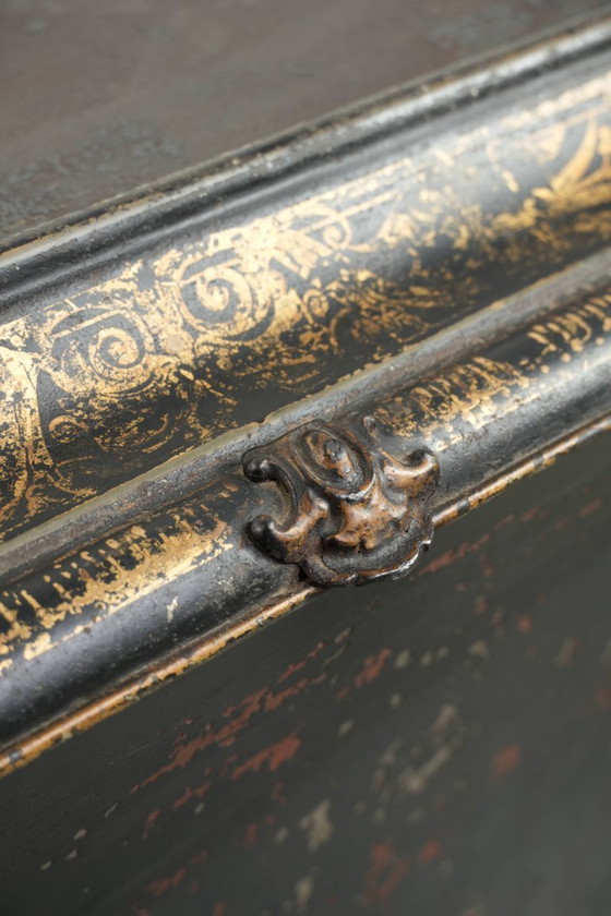 Elegant antique coal/hearth bin in Chinoiserie style from the 19th century with beautiful accents and brass (photo 14 of 16)