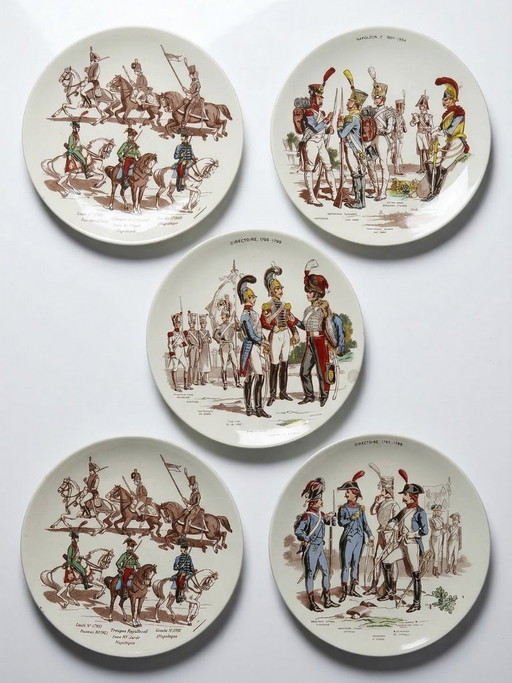 Suite de 5 assiettes murales anciennes Sarreguemines décor polychrome militaire