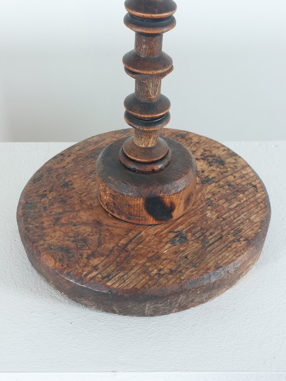 Image 1 of Candeliere antico in legno, rocchetti di filo, arte popolare, patina
