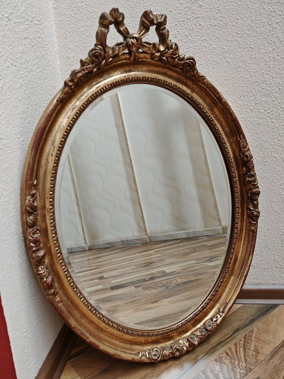Image 1 of Ovale spiegel met houten lijst, goud uit een nalatenschap