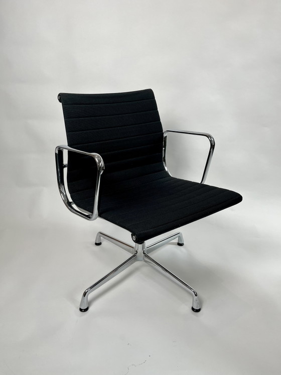 Image 1 of 4 x chaises pivotantes Vitra Eames EA 108 noires Hobsak