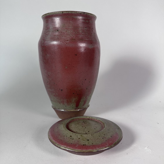 Image 1 of Ed Meissenberg – Jarrón de cerámica de estudio con tapa y esmalte rojo verdoso (década de 1990)