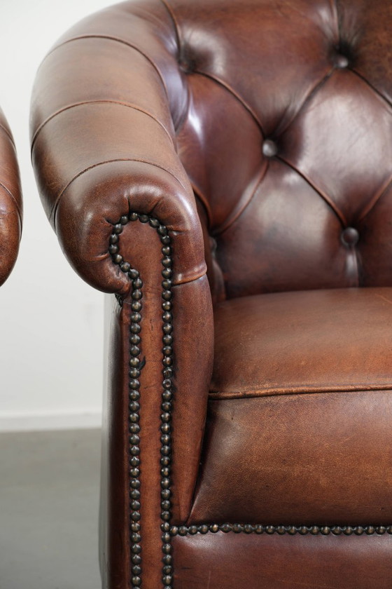 Image 1 of 2x karaktervolle en warme schapenleren clubfauteuil in Engelse chesterfield stijl