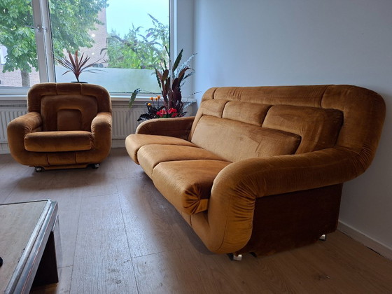 Ensemble design vintage Space Age UP Závody « Mercedes » – Canapé 3 places et fauteuil (Velours jaune ocre, (photo 5 of 7)