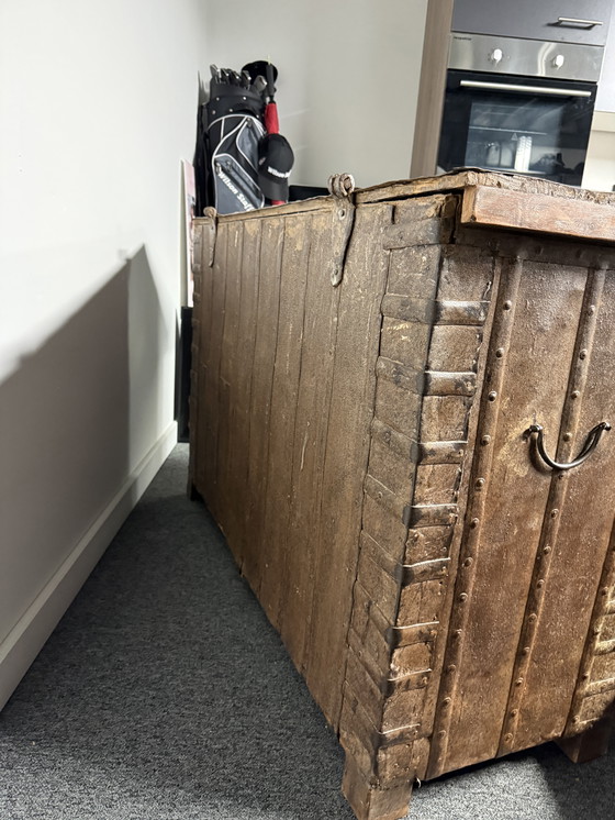 Image 1 of Houten Kist met Metalen Beslag - Uniek Stuk