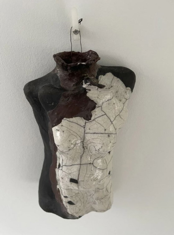 Image 1 of Torse féminin sculpté en céramique – glaçure raku