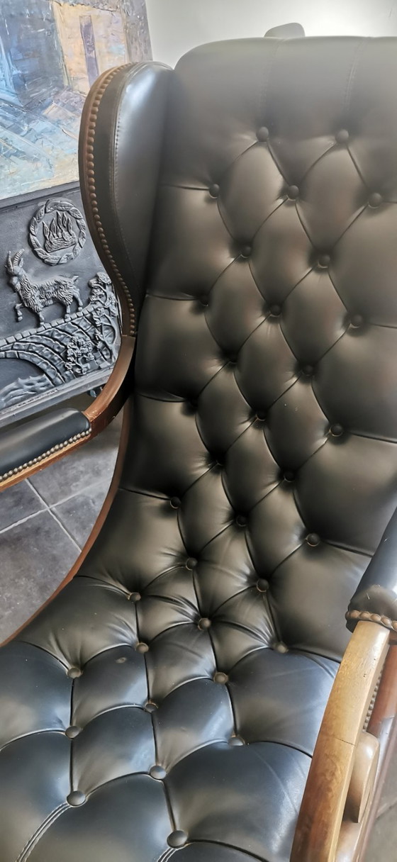 Image 1 of Karaktervolle Chesterfield 'Wingback' Schommelstoel - Zwart Leer & Massief Hout
