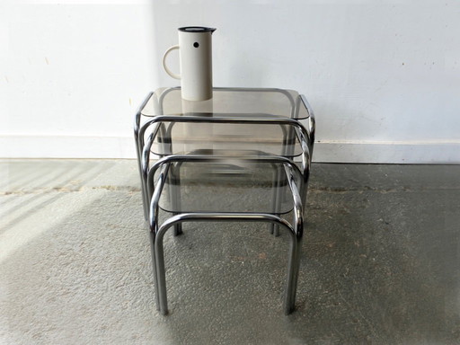 Mesas nido modernas de mediados de siglo, de cromo tubular y vidrio ahumado, de la década de 1970