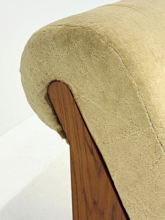 Image 1 of Poltrona vintage beige di metà secolo con struttura in legno e poggiapiedi