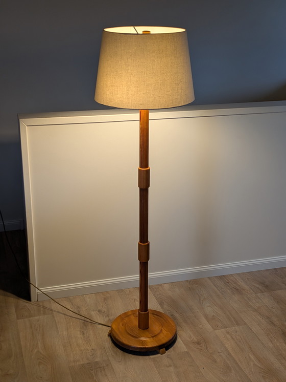 Image 1 of Lampada da terra brutalista svedese in pino – Solbackens Svarveri – anni '70 – Doppia E27