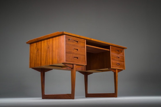 Image 1 of Freistehender dänischer Teak-Schreibtisch aus der Mitte des 20. Jahrhunderts mit erhöhter Kante, 1960er Jahre